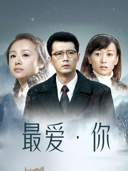 《魔手☛外购✅无水原版》色胆包天坑神潜入女厕独占坑位隔板缝中连续偸拍多位小姐姐方便~拍全身再拍秘密花园~个个颜值爆表